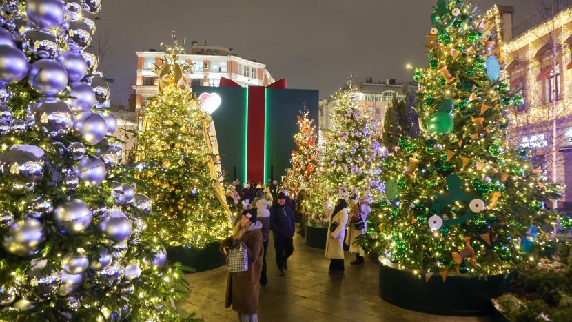 Елки известных артистов и дизайнеров выставили на Кузнецком мосту