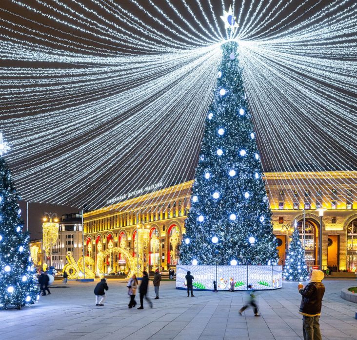 Москва сияет: свыше 1 тыс новогодних елей установили на столичных улицах