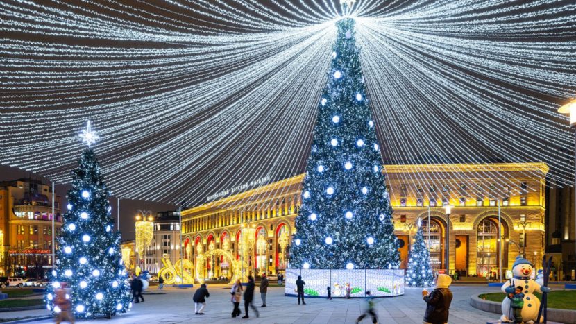 Москва сияет: свыше 1 тыс новогодних елей установили на столичных улицах