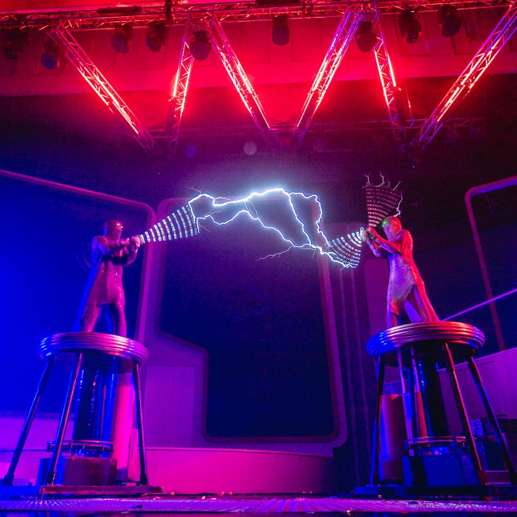 Катушки Теслы, аниматронные роботы и эксперименты: научная елка WOW! HOW? пройдет сразу на двух столичных площадках