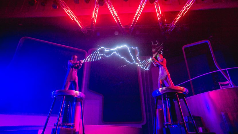 Катушки Теслы, аниматронные роботы и эксперименты: научная елка WOW! HOW? пройдет сразу на двух столичных площадках