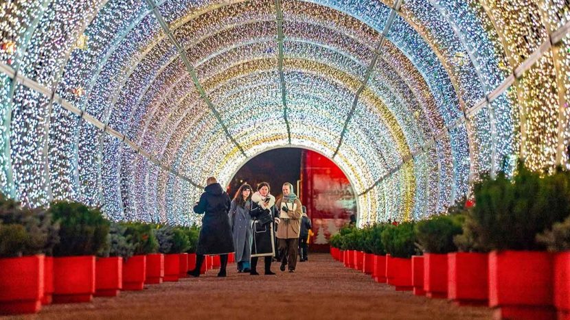 Световые тоннели установили в Москве в преддверии Нового года