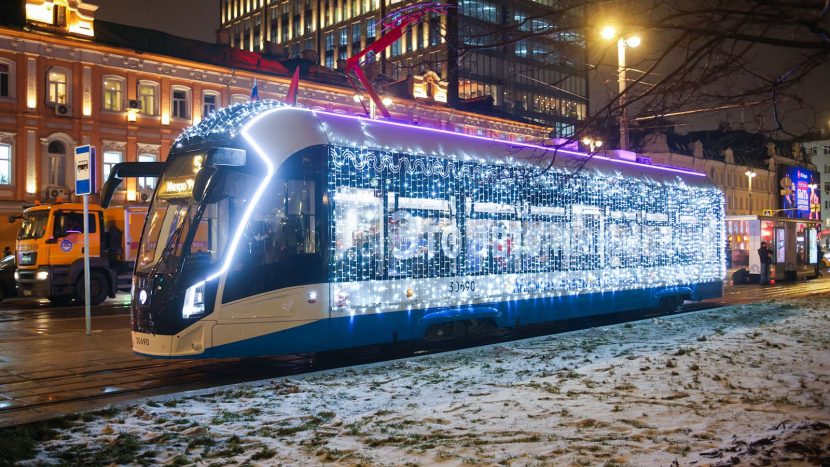 Новогодний транспорт вышел на маршруты в Москве и Подмосковье