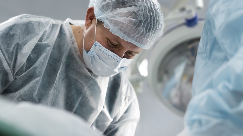 Московские врачи удалили мужчине липому размером с арбуз