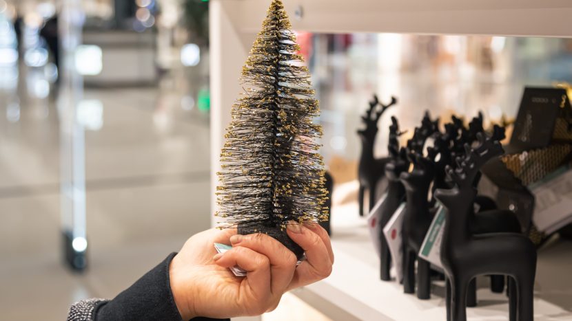 В России подешевели искусственные новогодние елки