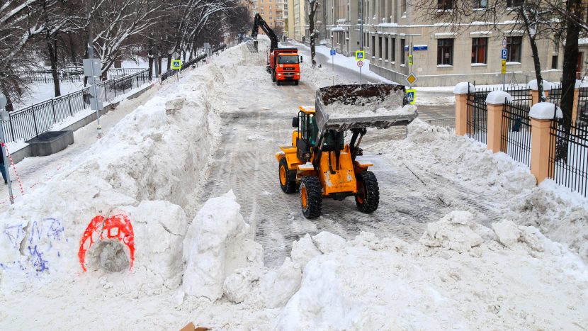 "Миусскую дюну" в центре Москвы начали убирать