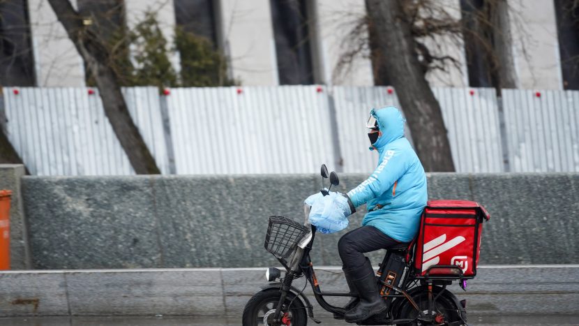 Мороженое, икра и фитнес-ленты: что заказывали москвичи на каникулах