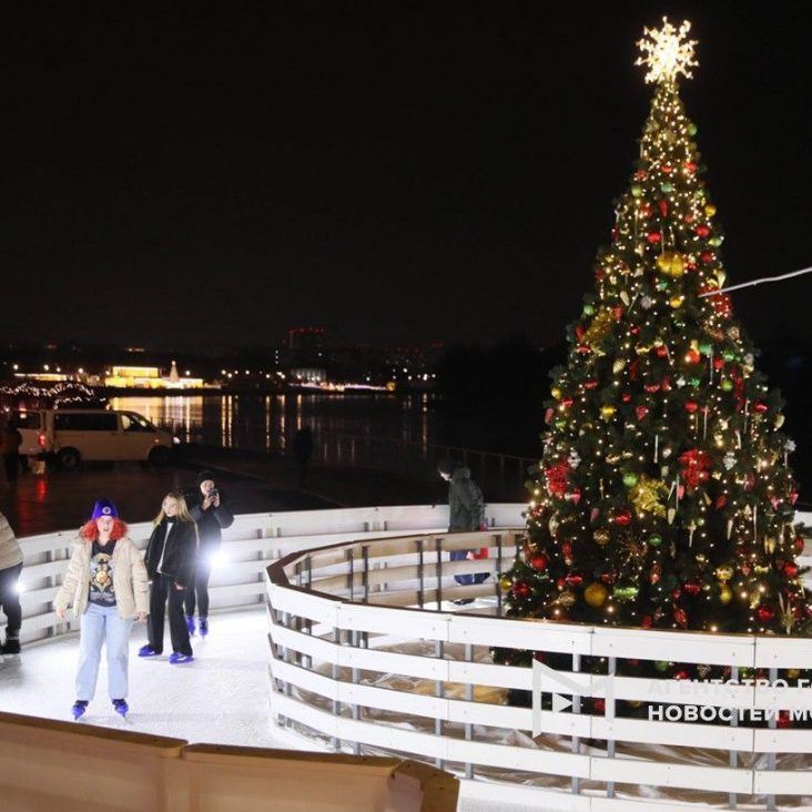 Один из самых протяженных катков в России работает на Царской набережной музея-заповедника "Коломенское"