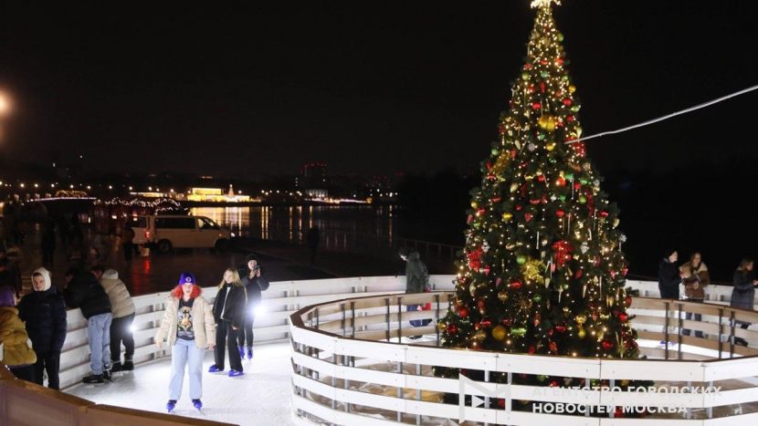 Один из самых протяженных катков в России работает на Царской набережной музея-заповедника "Коломенское"