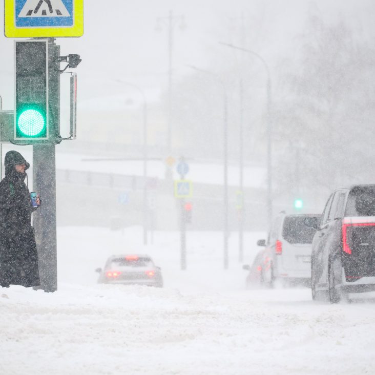 Москвичей призвали пользоваться общественным транспортом из-за снегопада