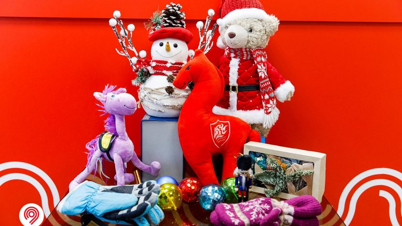 Семь гномов и один снеговик: что забыли пассажиры в метро Москвы в праздники