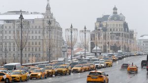 Во время снегопада поездка до аэропорта в Москве может быть дольше, чем сам перелет