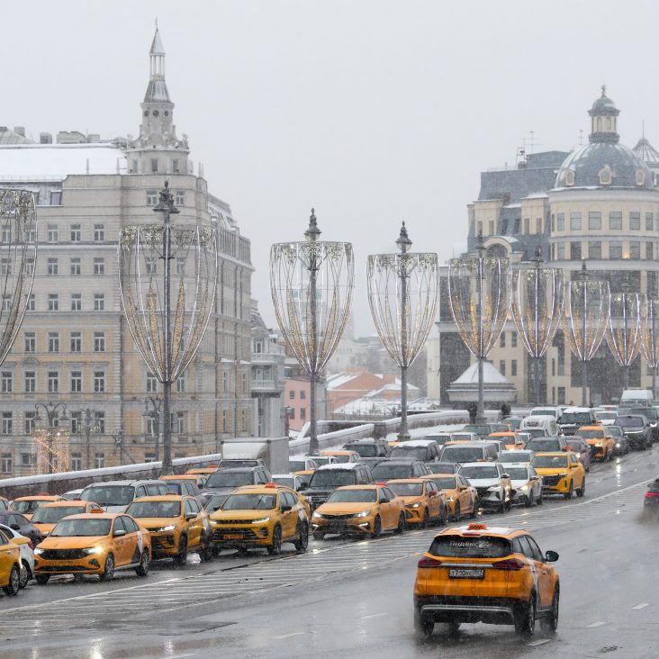 Во время снегопада поездка до аэропорта в Москве может быть дольше, чем сам перелет