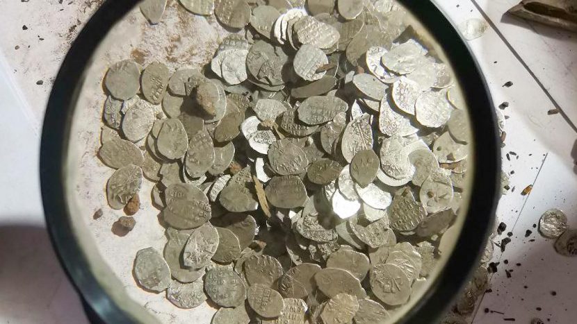 Древние монеты и чернолощеный кувшин: археологи обнаружили клад в центре Москвы