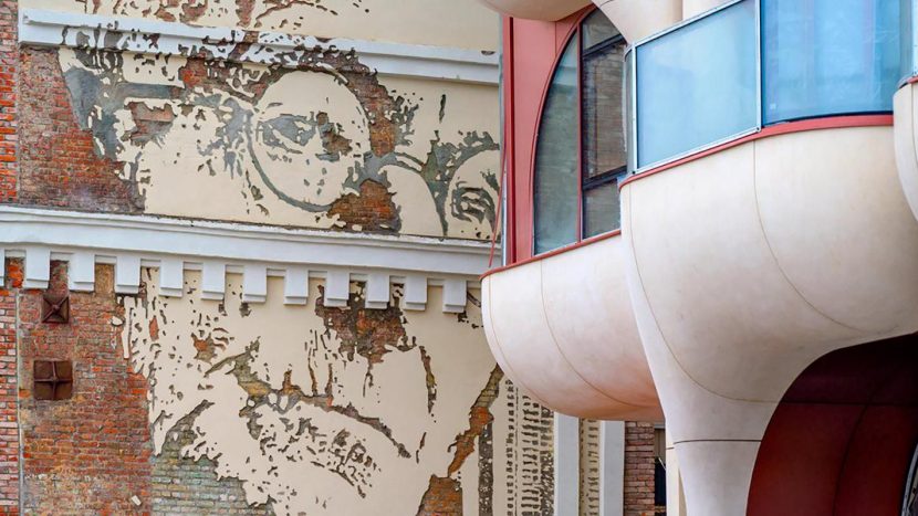 Реставрацию панно с портретом Германа Гессе завершили  на Саввинской набережной