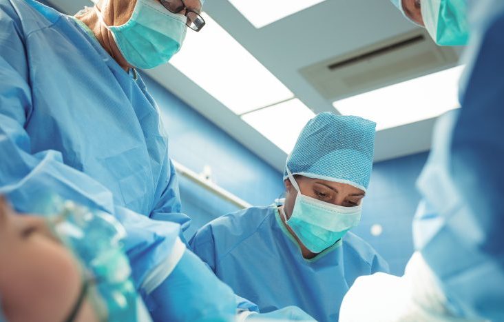 Московские врачи спасли мужчину, который отрезал себе палец бензопилой