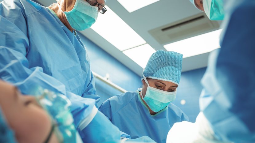 Комок волос размером с помело достали врачи из желудка девушки