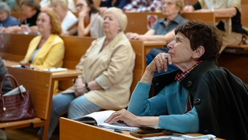 История, философия и графика: 19 вузов приглашают на занятия участников "Московского долголетия"
