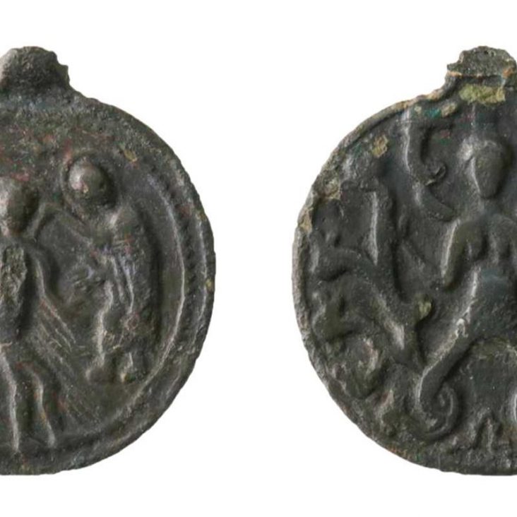 Редкий амулет со змееногой женщиной нашли и отреставрировали в Москве