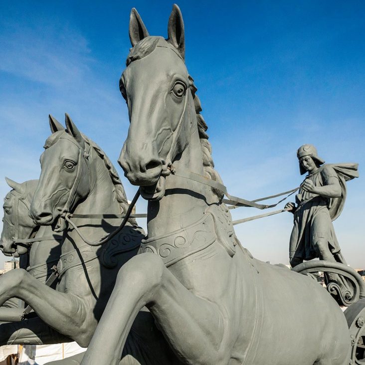 Реставрация квадриги и конных скульптур Московского ипподрома завершилась в Москве