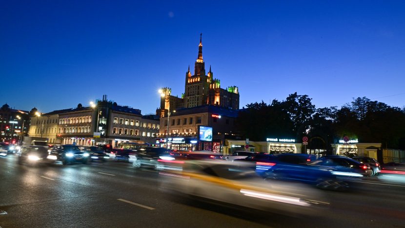 Уличное освещение Москвы перевели на летний режим работы