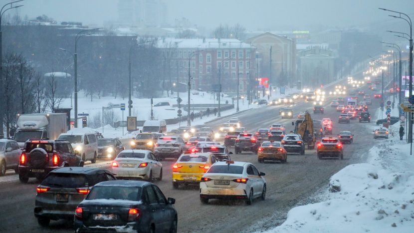 Скопления машин ожидаются в длинные выходные возле цветочных, ТЦ и мест досуга