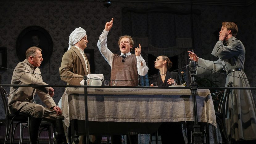 Спектакль "Белая гвардия" поставили на исторической сцене Малого театра