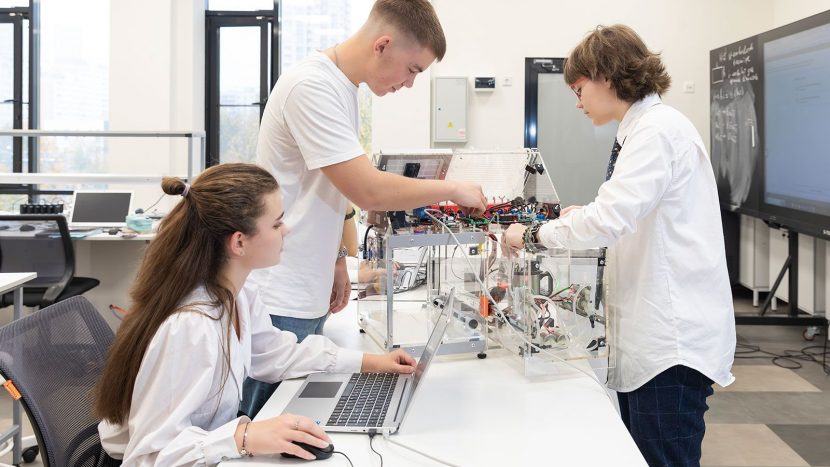 Инженерные классы открылись в 207 столичных школах