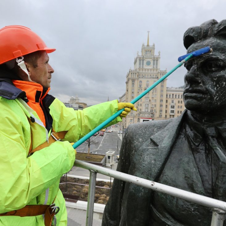 После зимы в Москве промоют больше 1,1 тысячи памятников