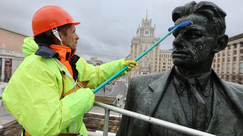 После зимы в Москве промоют больше 1,1 тысячи памятников