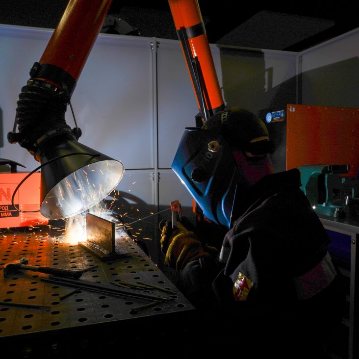 От сварщика до водителя трамвая: женщины стали чаще выбирать "мужские" профессии