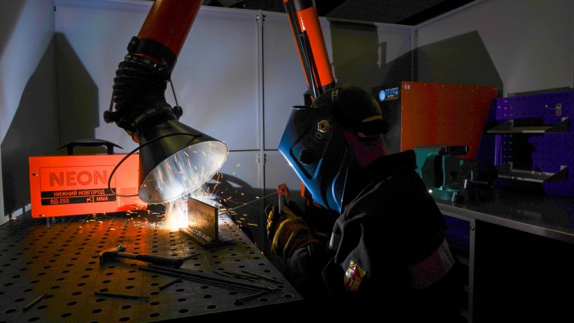 От сварщика до водителя трамвая: женщины стали чаще выбирать "мужские" профессии