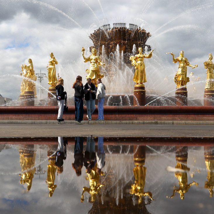 Столичные фонтаны начали готовить к запуску