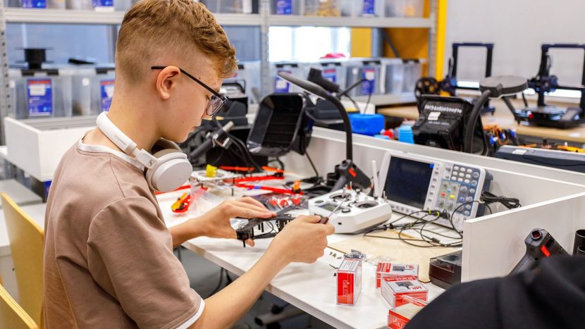 Почти 20 тысяч технических кружков для школьников и студентов колледжей работает в Москве