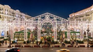 Новогодние световые конструкции начали разбирать в Москве