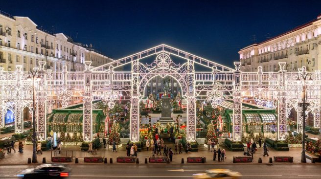 Новогодние световые конструкции начали разбирать в Москве