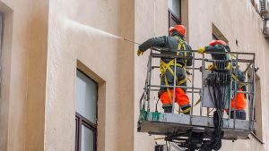 Фасады зданий в Москве начали промывать после зимы