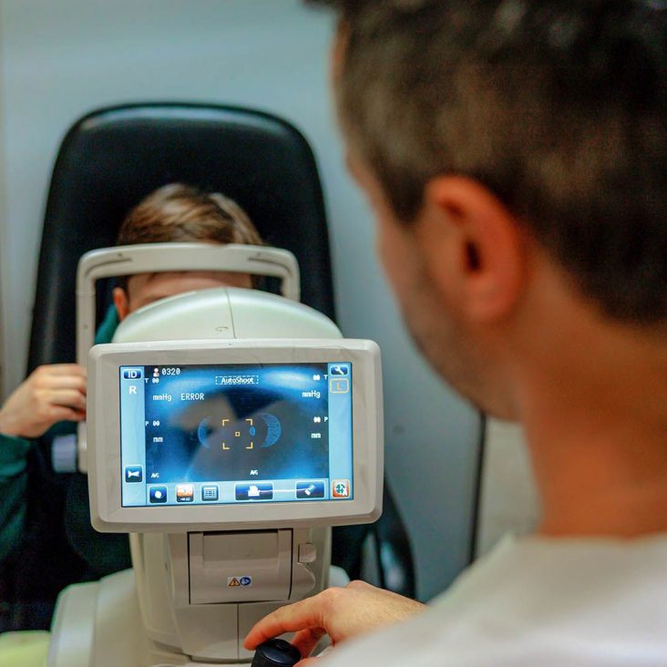 Московские врачи внедрили новый метод лечения редкой болезни глаз у детей