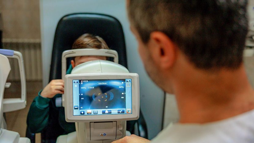 Московские врачи внедрили новый метод лечения редкой болезни глаз у детей