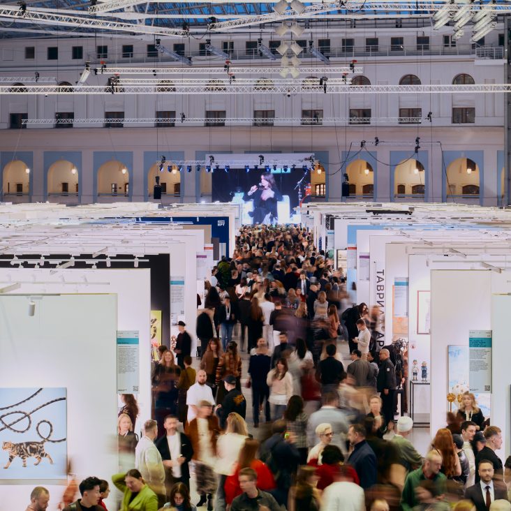 Гостями ярмарки современного искусства "Арт Россия" стали Юрий Колокольников, Александр Раппопорт, Аркадий Новиков и Филипп Киркоров