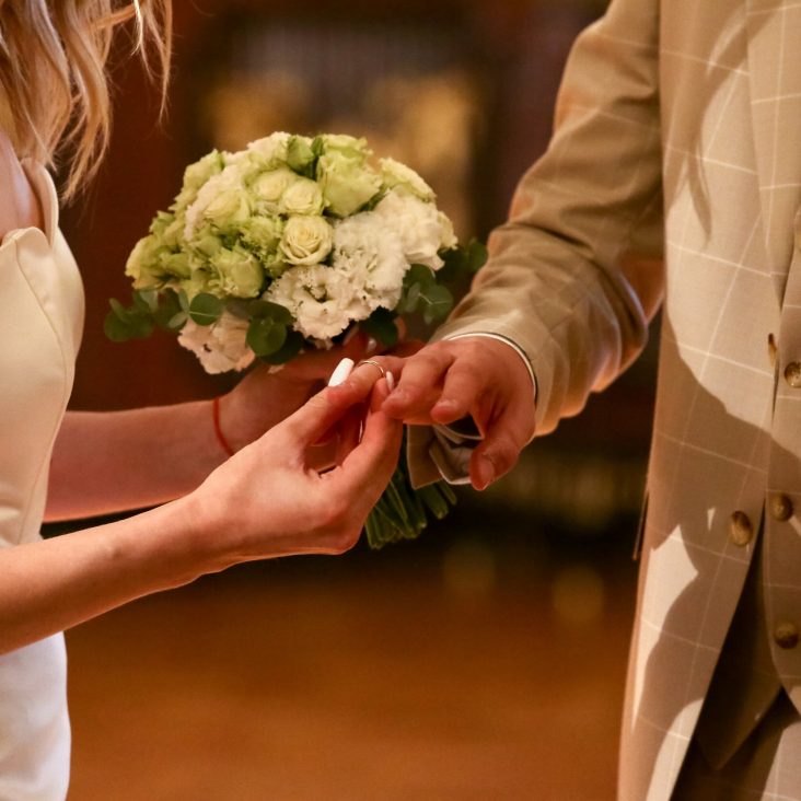 Около 1,7 тысячи пар поженятся в Москве во время празднования Красной горки