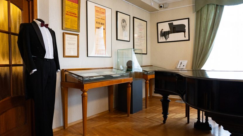 Выставка к 80-летию пианиста Селивохина открылась в Москве