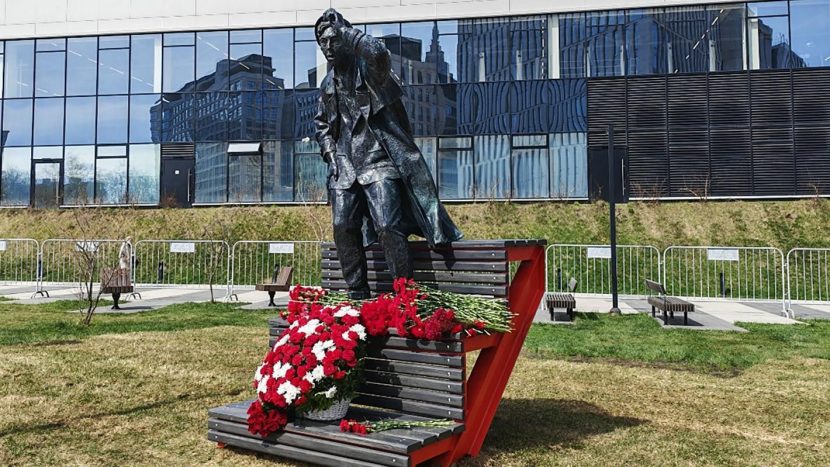 Монумент Юрию Никулину установили в районе станции метро "Динамо"