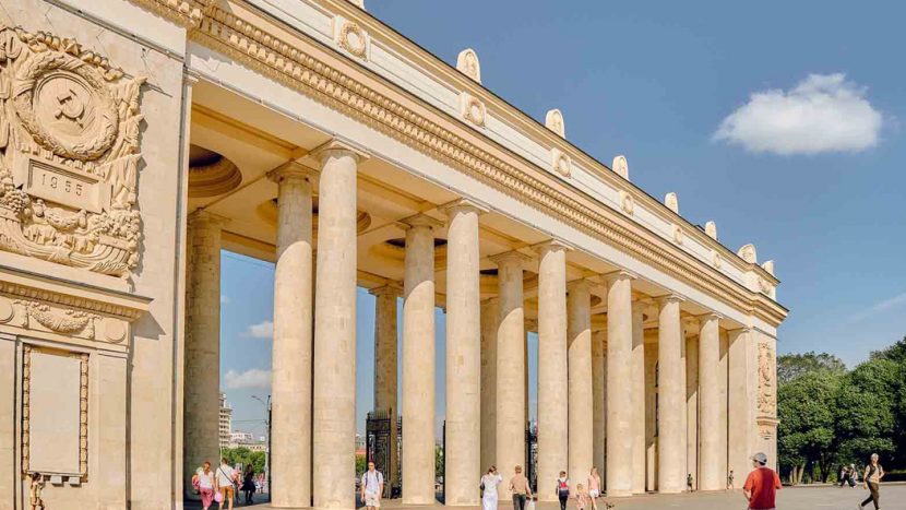 Арку главного входа Парка Горького отремонтируют в Москве