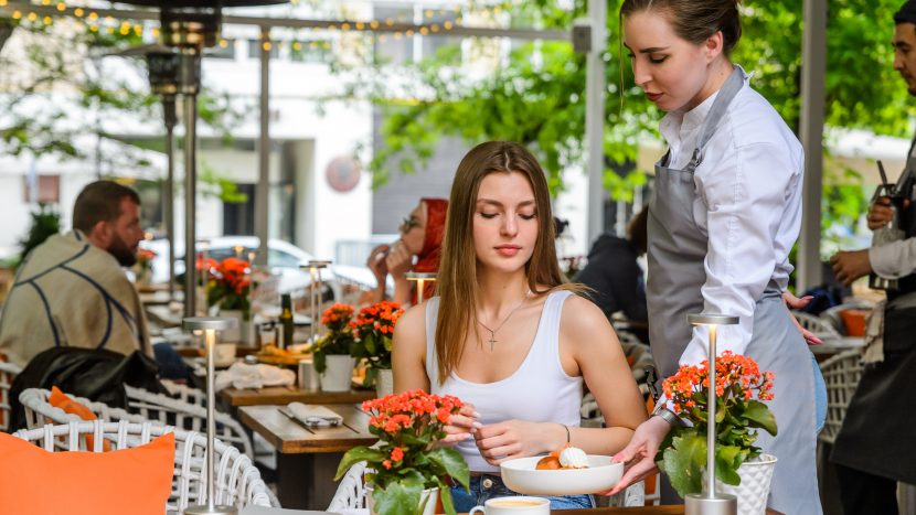 С приходом тепла: в столице начался сезон летних веранд при кафе