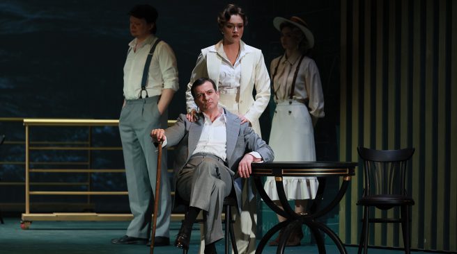 Малый театр представил спектакль "Проект инженера Гарина" по роману Алексея Толстого