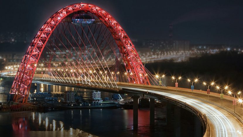 Школы, жилые дома и храмы: еще более 130 объектов оснастят архитектурно-художественной подсветкой в этом году