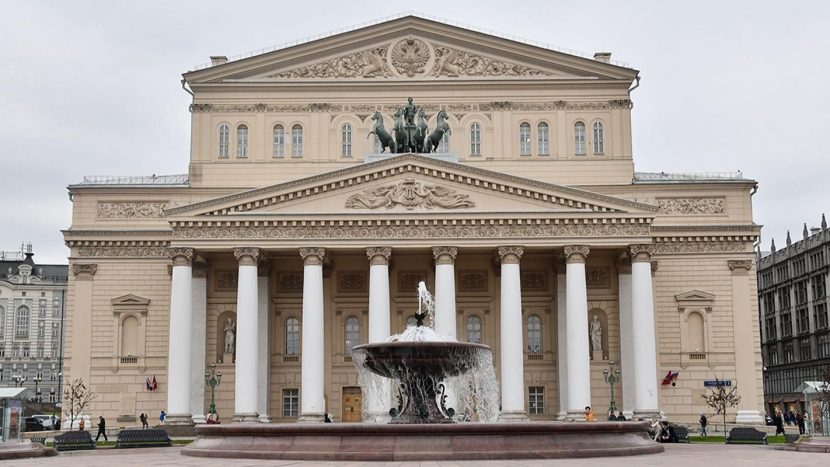 Фонтан у Большого театра начали готовить к открытию сезона