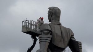 Памятник Гагарину в Москве промоют ко Дню космонавтики