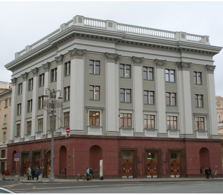 Москвичи поддержали восстановление исторических скульптур на входе в метро "Театральная"